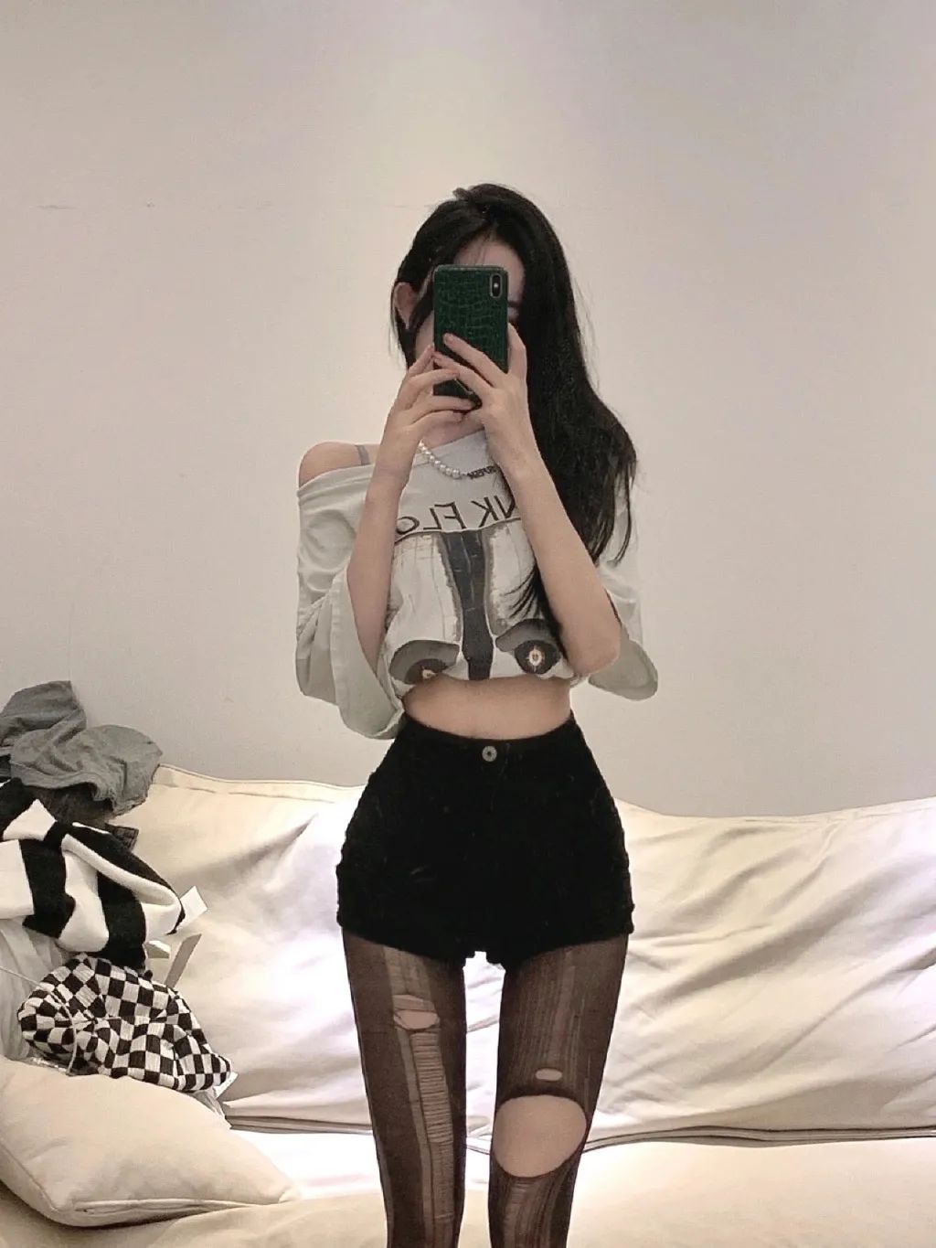 妹子絲襪都破了，好心疼??！插圖2