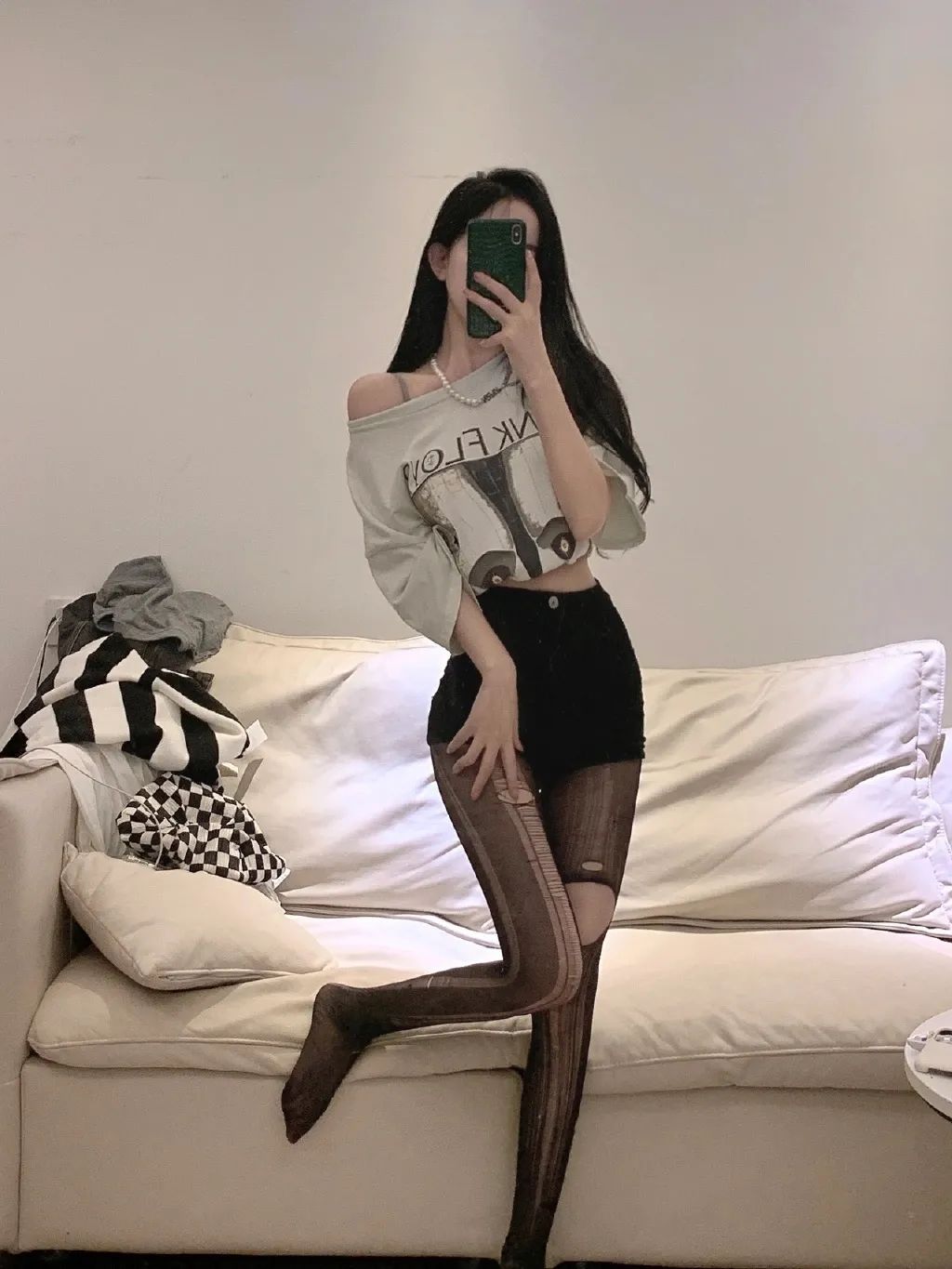 妹子絲襪都破了，好心疼??！插圖3